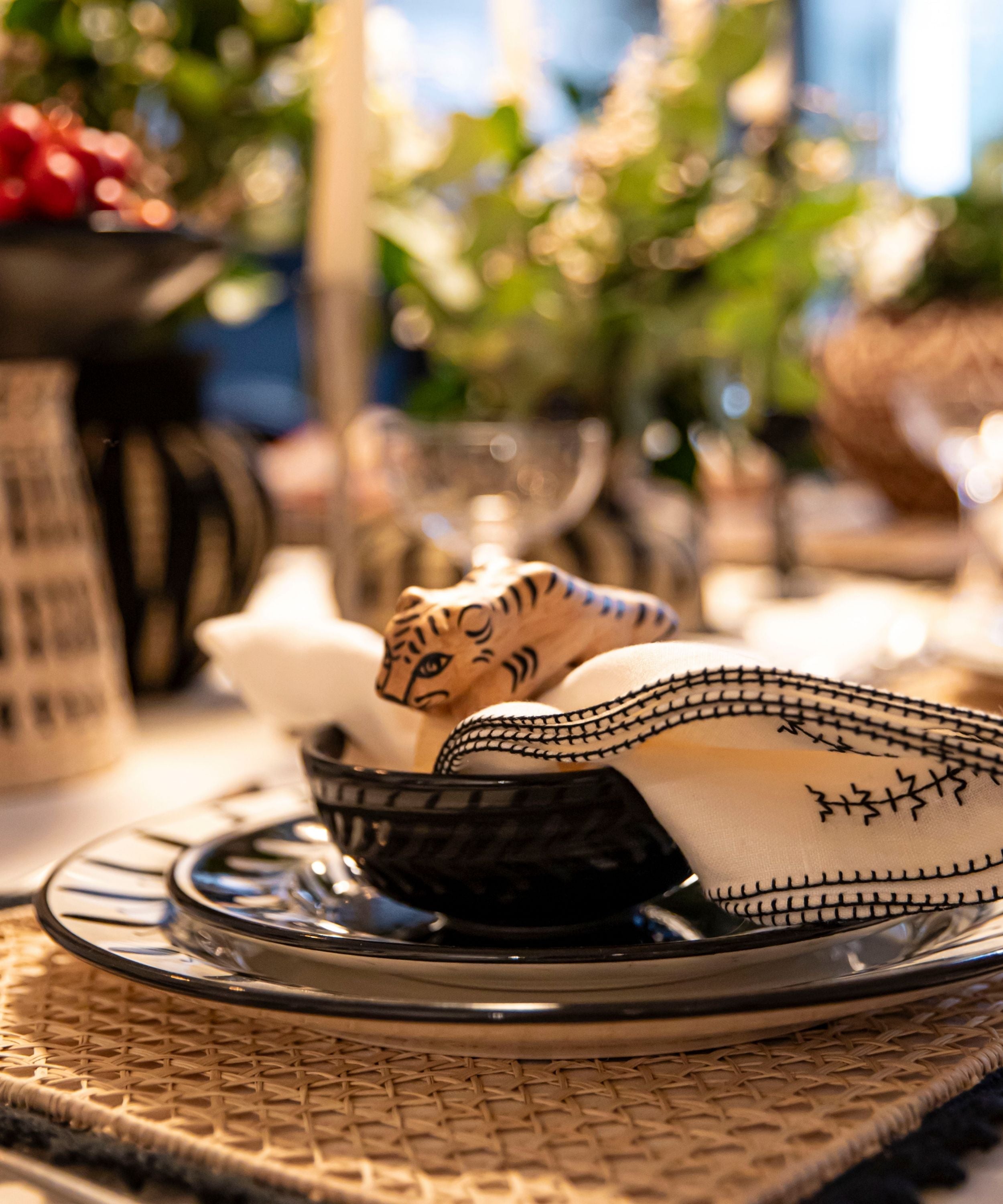 Hand-painted Cascos bowl in Jet Black, Magdalena scalloped design, Carmen del Viboral