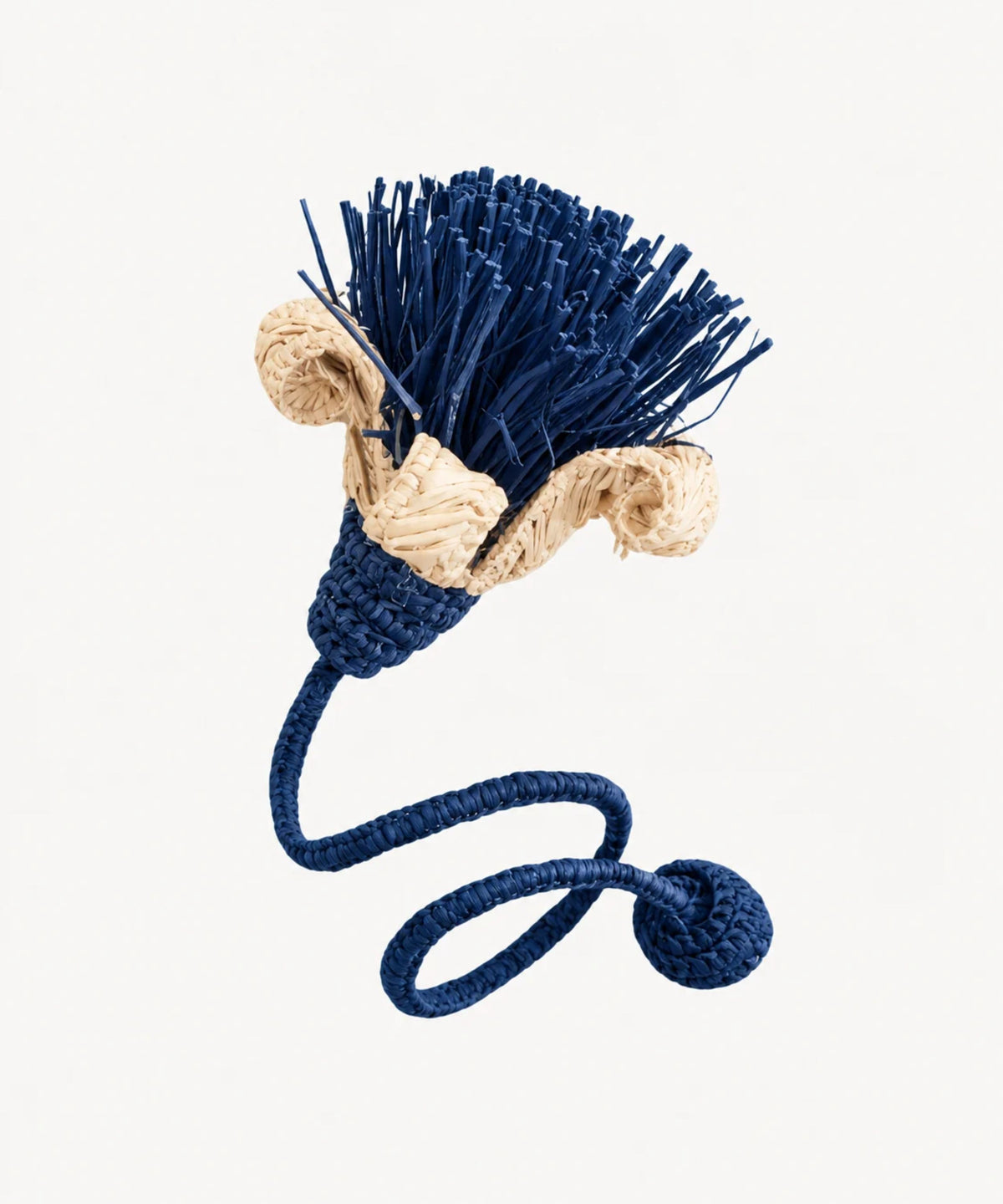Pompon napkin ring in blue, handwoven iraca palm from Usiacurí, Colombia