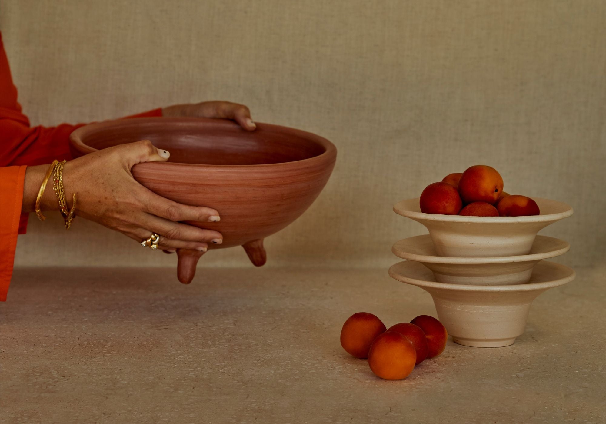 women holding a CasaLatina Alegre white clay salad bowl