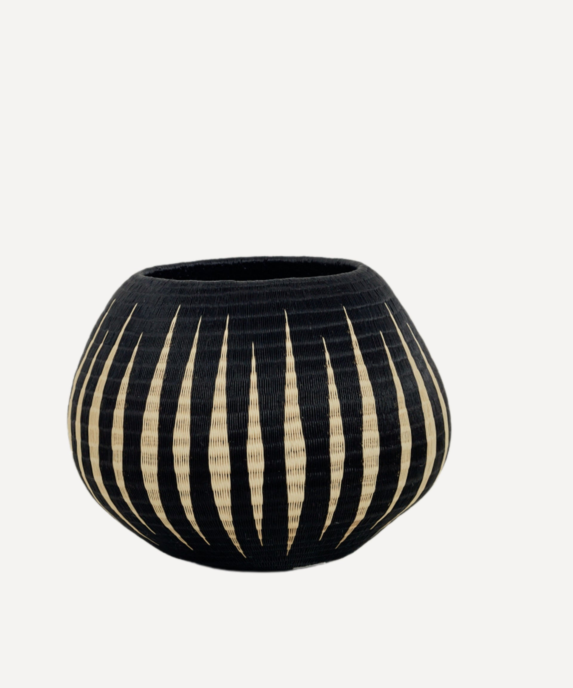 Bola Lagrimas Basket Handwoven Werregue Palm & White