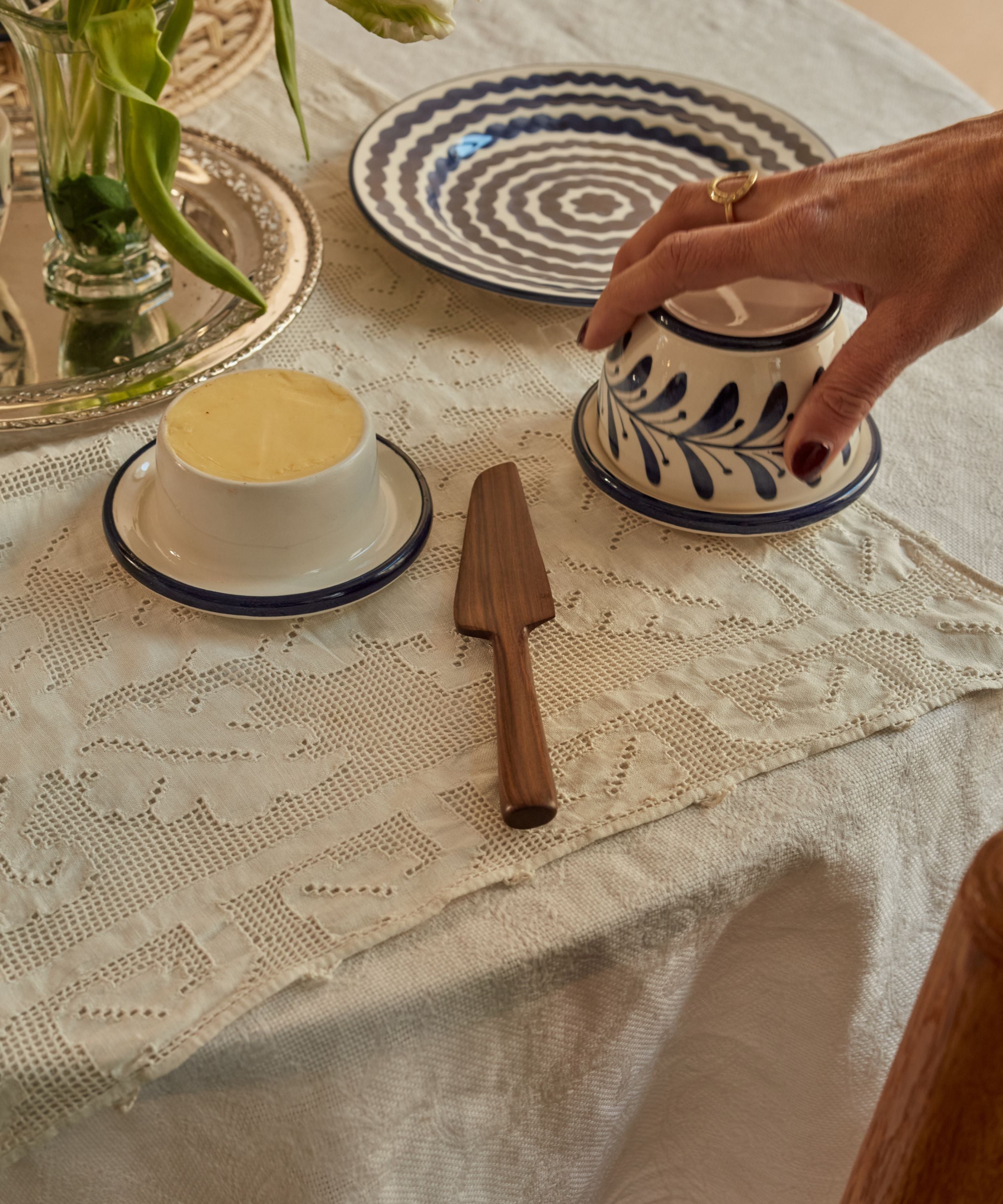 Deep Blue Helecho butter dish used as a French butter dish in a lifestyle scene, highlighting the hand-painted fern wreath on Colombian ceramic.