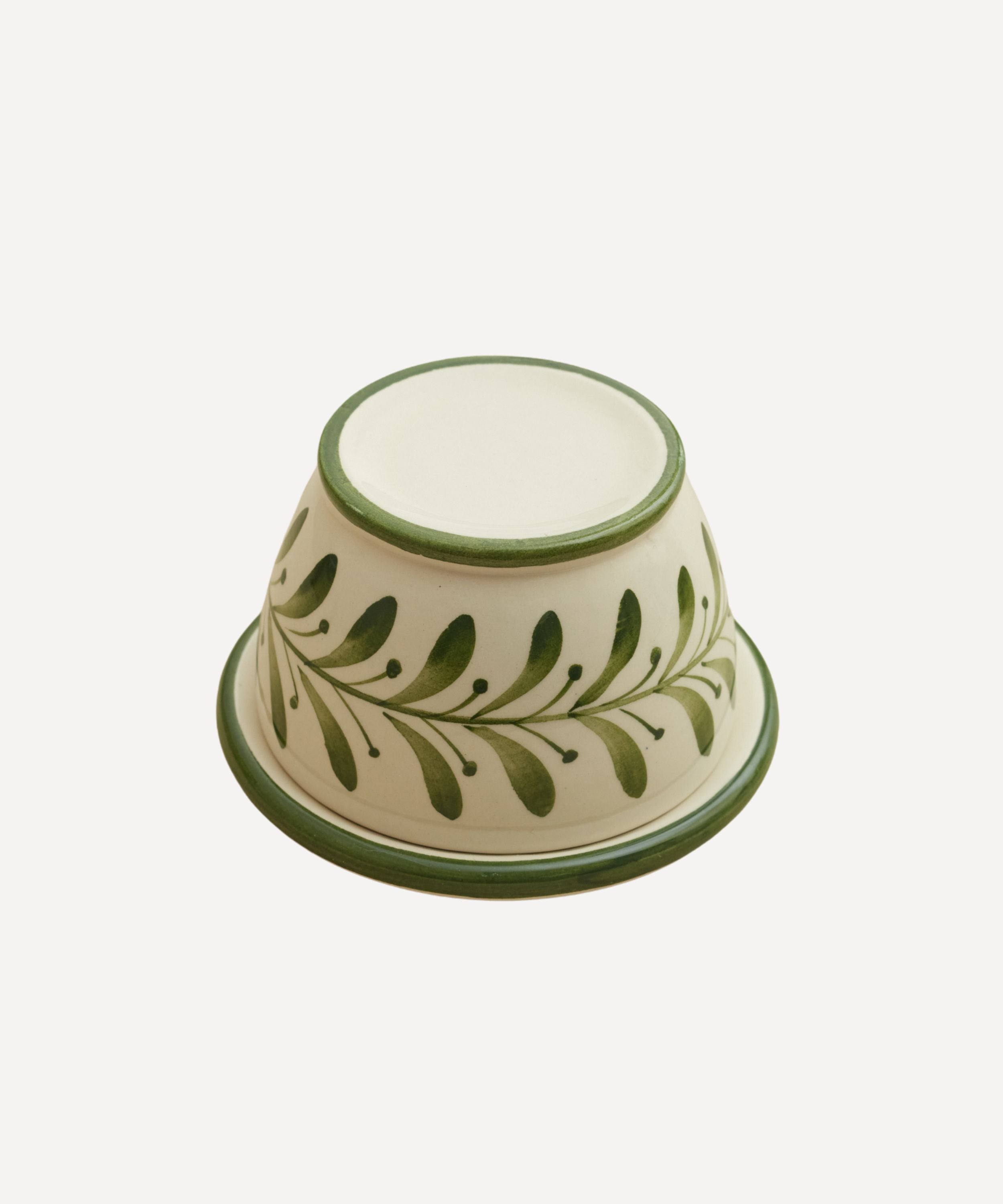 Carmen del Viboral Helecho French butter dish in Fern Green — a round, hand-painted Colombian ceramic dish with a botanical fern wreath design.