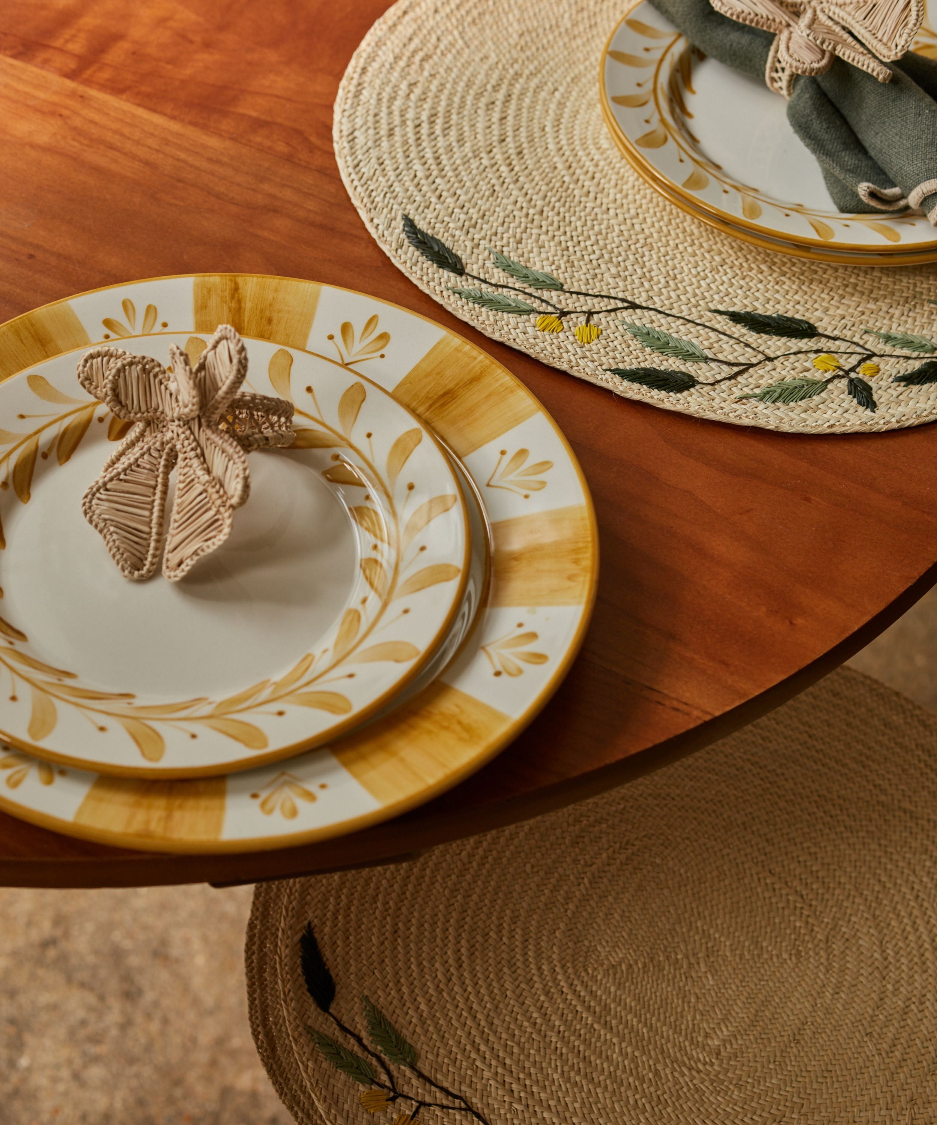 Flor de Lis Dinner Plate, Golden Yellow