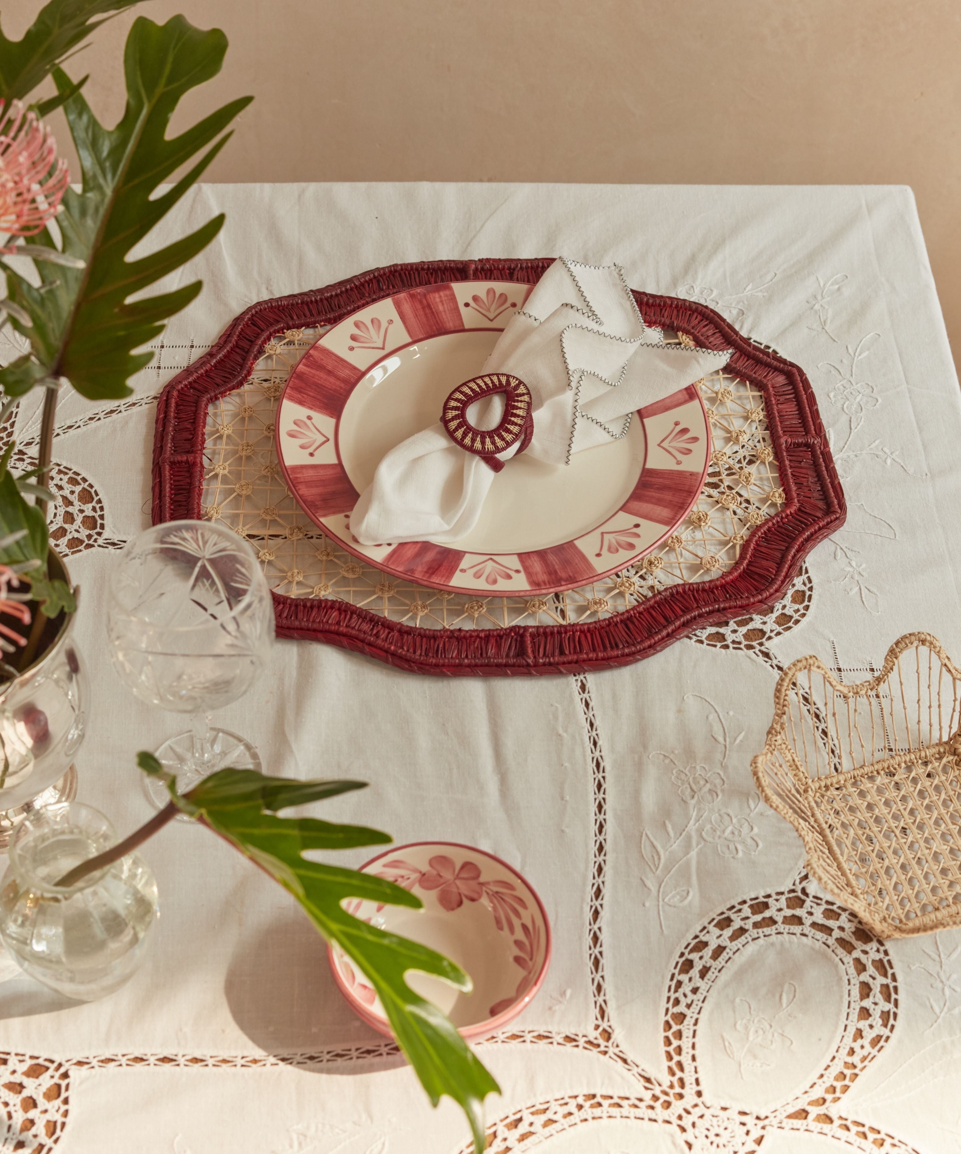 Flor de Lis Dinner Plate, Vintage Rose