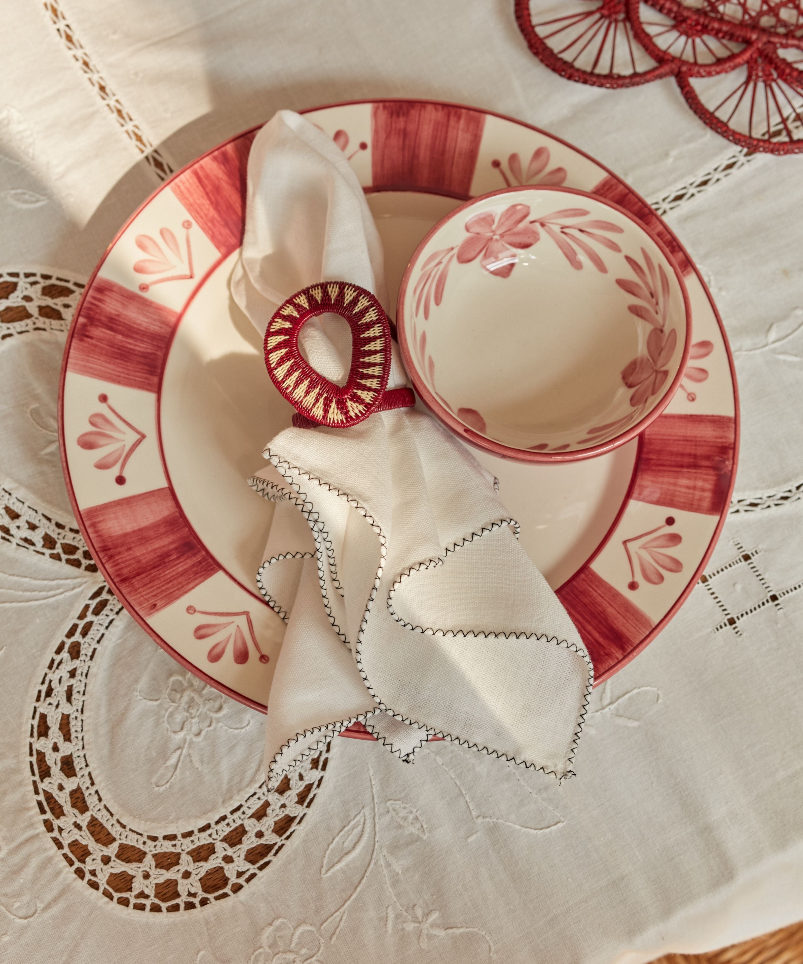 Flor de Lis Dinner Plate, Vintage Rose