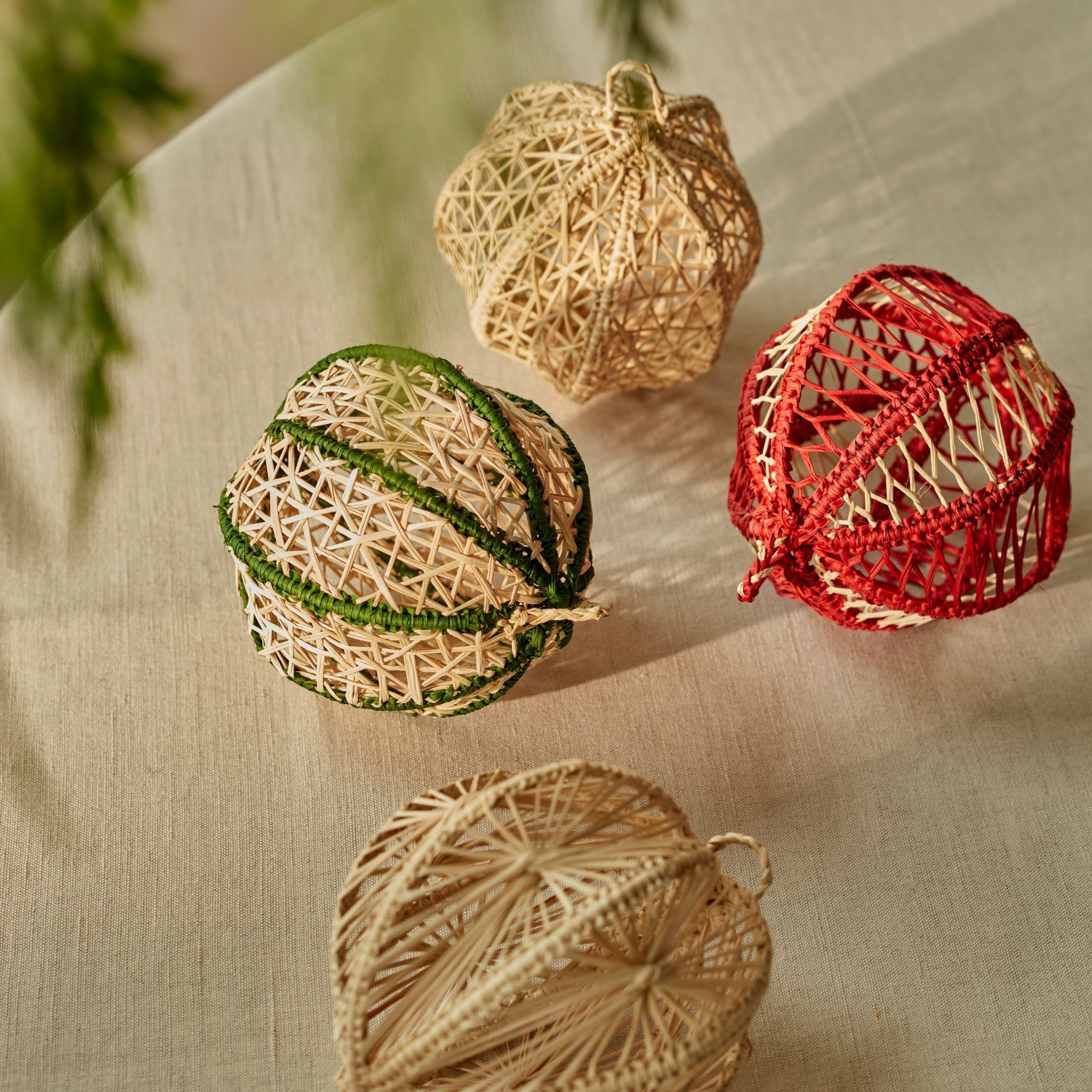 Navidad Woven Bauble - Green - Knots