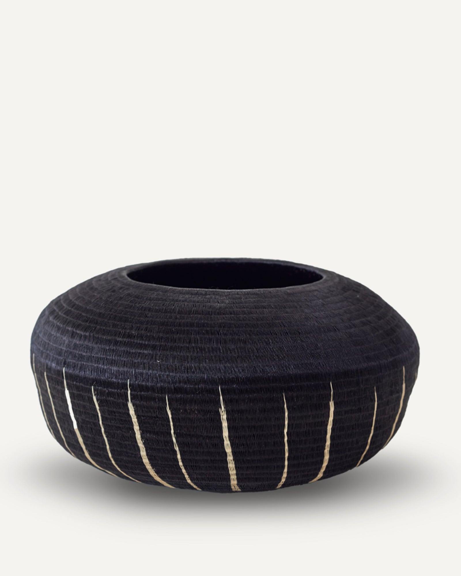 Lagrima Basket Handwoven Werregue Palm & White